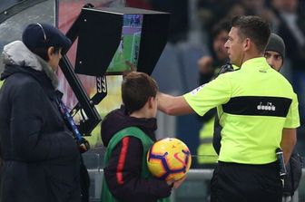 &nbsp;L'arbitro Rocchi Al Var nel caso del rigore concesso alla Roma