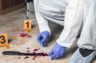 I rilievi della scientifica sul luogo di un delitto commesso con un coltello