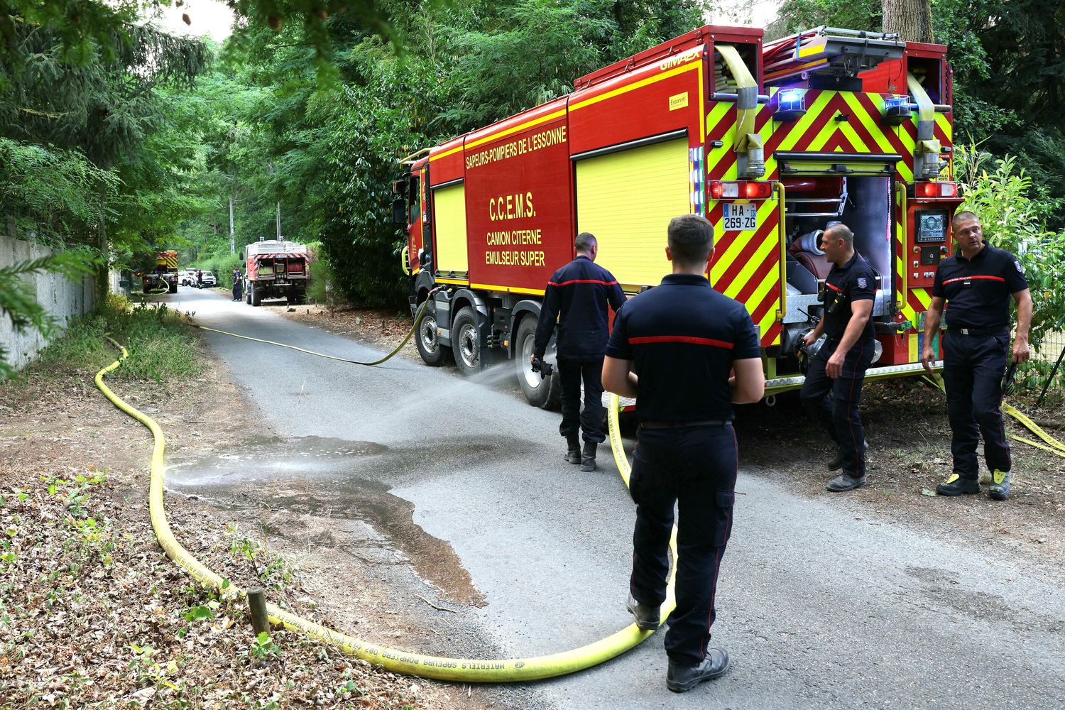 Pompieri francesi impegnati a spegnere l'incendio a Fontainebleau