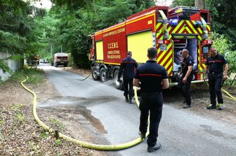 Pompieri francesi impegnati a spegnere l'incendio a Fontainebleau