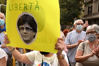 Una manifestazione a Bercellona per la liberazione di Carles Puigdemont
