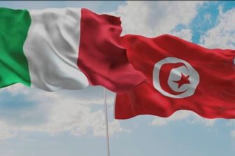 Les drapeaux d'Italie et de Tunisie