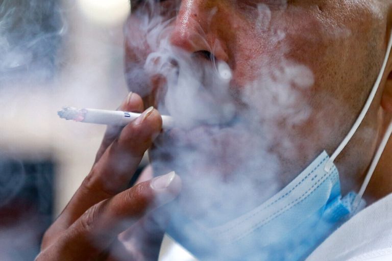 Perché il fumo precoce dei padri ricadrà sui figli