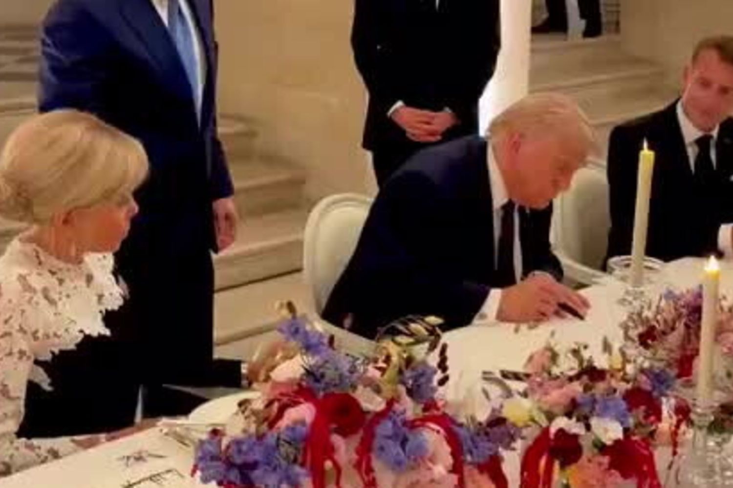 Trump firma la copia cartacea del memorandum di pace con l'Iran a Versailles, ospite di Macron