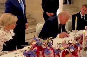 Trump firma la copia cartacea del memorandum di pace con l'Iran a Versailles, ospite di Macron