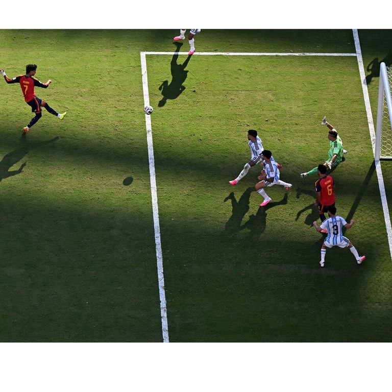 Ferran Torres segna il gol dell'1-0 per la Spagna