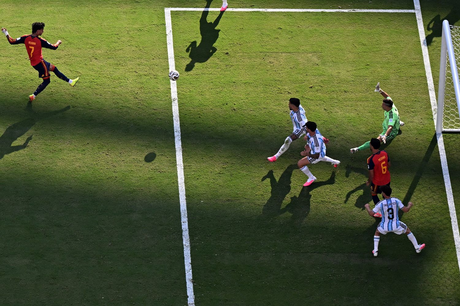 Ferran Torres segna il gol dell'1-0 per la Spagna