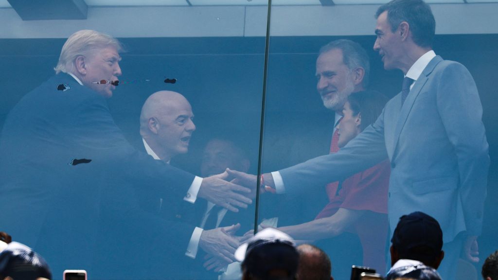 Stretta di mano tra Donald Trump e Pedro Sanchez allo stadio MetLife di New Jersey