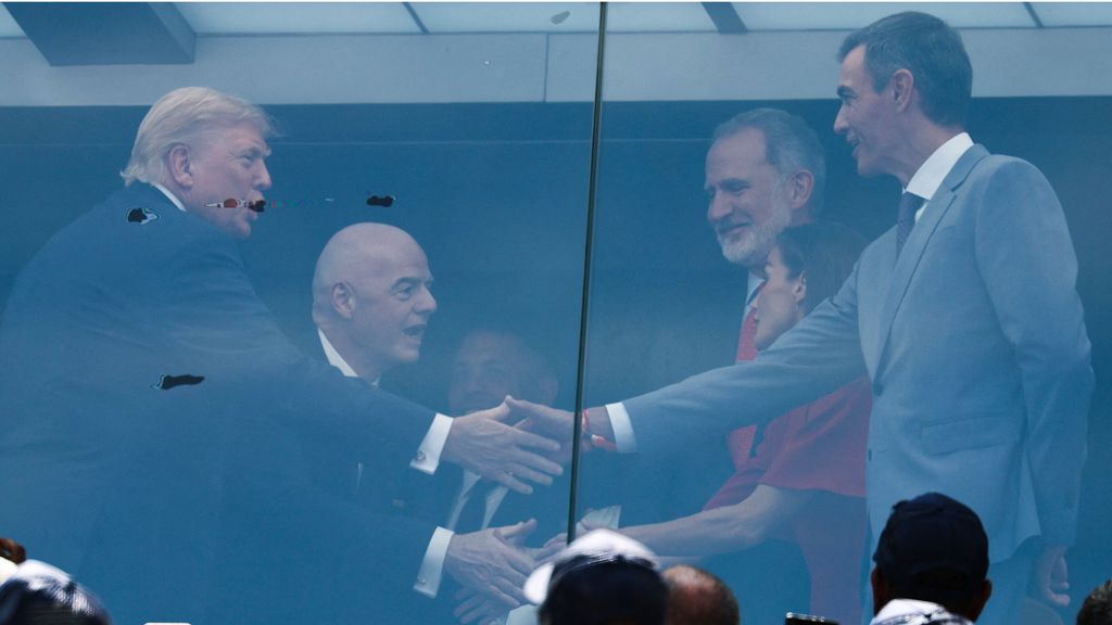 Stretta di mano tra Donald Trump e Pedro Sanchez allo stadio MetLife di New Jersey