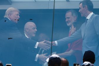 Stretta di mano tra Donald Trump e Pedro Sanchez allo stadio MetLife di New Jersey