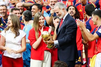 Re Filippo VI di Spagna con la Coppa del Mondo