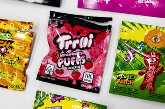 Le bustine di caramelle in cui gli spacciatori nascondono la droga 'a domicilio'