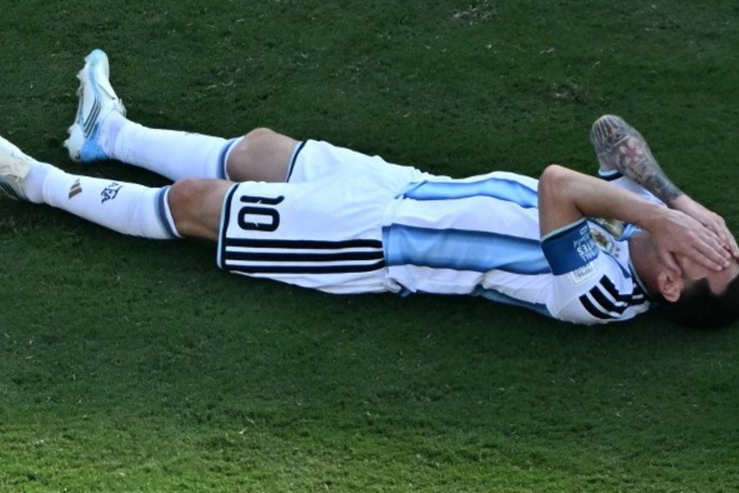 Messi a terra al termine di Spagna-Argentina 1-0