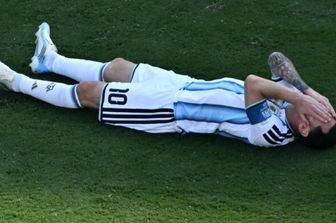 Messi a terra al termine di Spagna-Argentina 1-0