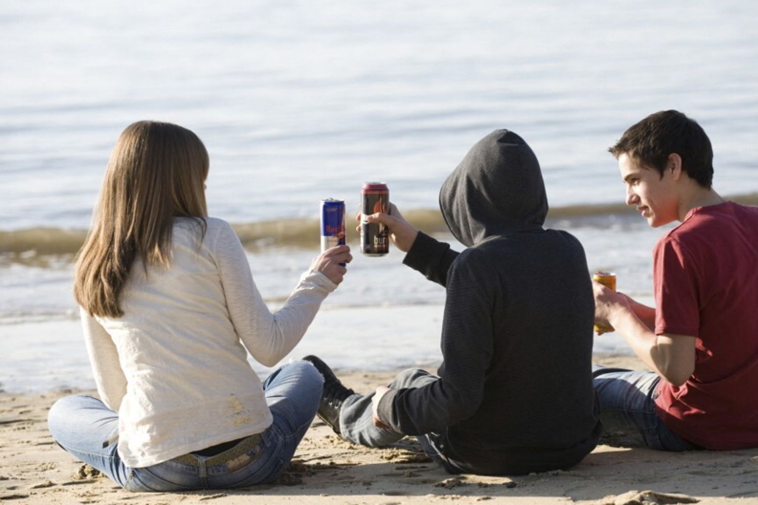 ADOLESCENTI CHE CONSUMANO ENERGY DRINK