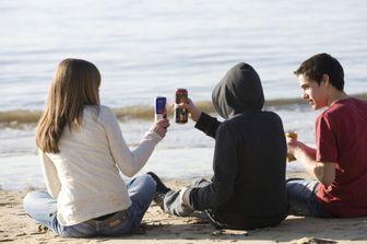 ADOLESCENTI CHE CONSUMANO ENERGY DRINK