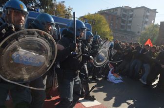 La minifestazione in piazza a Bologna