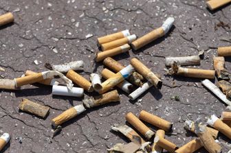 Stretta sul fumo in Spagna, sarà vietato in spiaggia, nei dehors dei ristoranti e negli eventi all'aperto