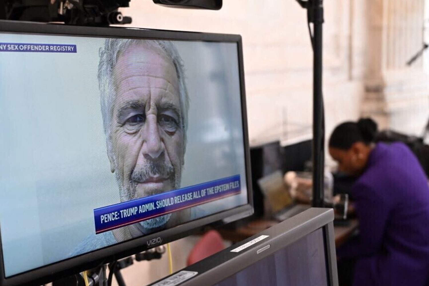 Morto l'uomo che procacciava ragazze per Epstein