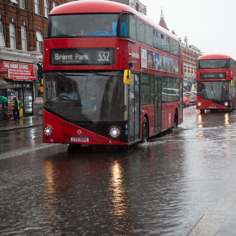 Regno Unito, dal 2027 il biglietto del bus non costerà più di 2 sterline