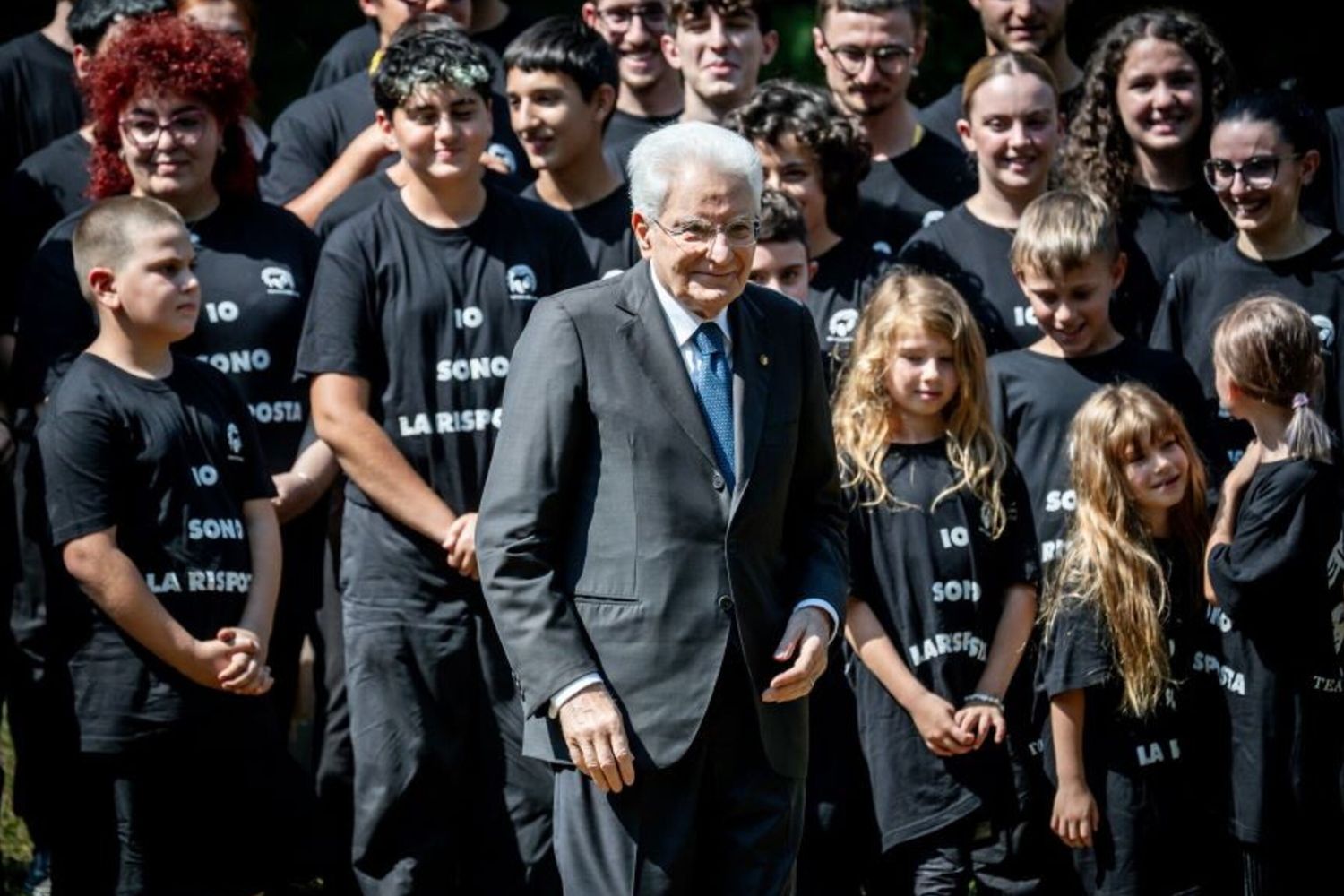 Sergio Mattarella insieme ai ragazzi del flashmob durante la commemorazione del 50esimo anniversario dell'incidente industriale dell'ICMESA al Bosco delle Querce di Seveso - immagine del 10 luglio 2026