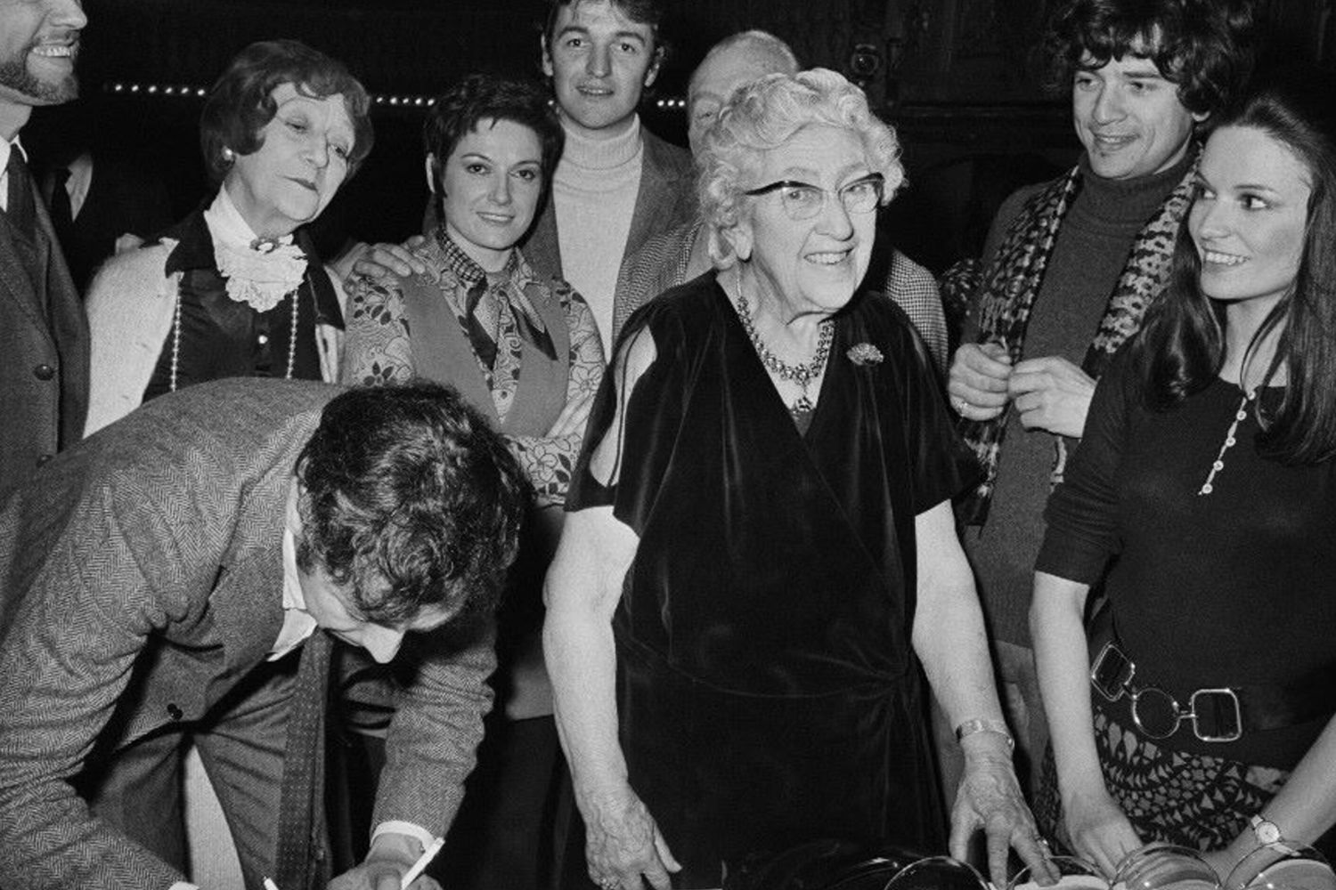 Agatha Christie (circondata dagli attori (da sinistra a destra) Jean-Paul Cisife, Madeleine Clervanne, Claire Deluca, Guy Bontempelli, Robert Burnier (sullo sfondo), Jean Nocher e Christine Delaroche, il 12 marzo 1971 al Théâtre Hébertot di Parigi