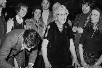 Agatha Christie (circondata dagli attori (da sinistra a destra) Jean-Paul Cisife, Madeleine Clervanne, Claire Deluca, Guy Bontempelli, Robert Burnier (sullo sfondo), Jean Nocher e Christine Delaroche, il 12 marzo 1971 al Théâtre Hébertot di Parigi