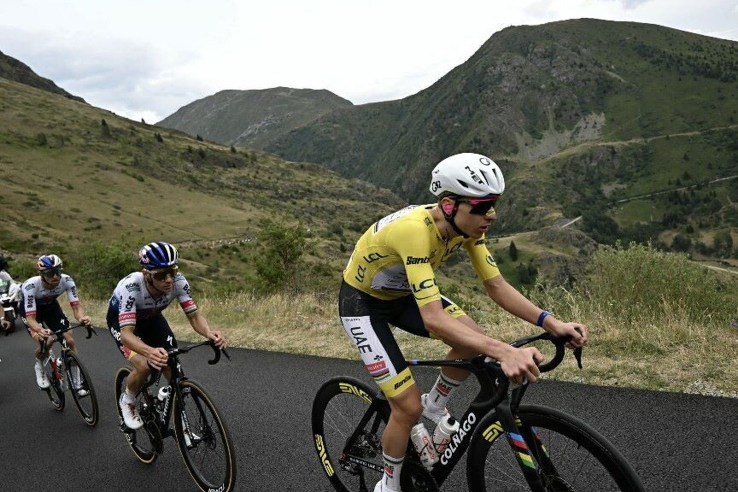 ll ciclista sloveno Tadej Pogacar del team UAE Team Emirates - XRG, con indosso la maglia gialla di leader della classifica generale del Tour