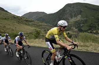 ll ciclista sloveno Tadej Pogacar del team UAE Team Emirates - XRG, con indosso la maglia gialla di leader della classifica generale del Tour