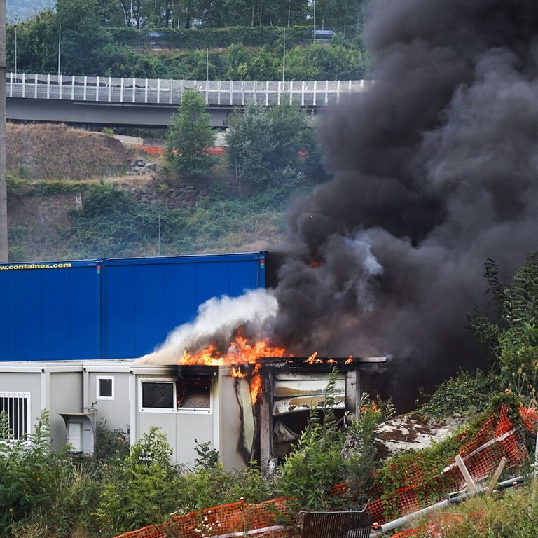 Assalto No Tav contro la Polizia in Val di Susa: 126 feriti tra le forze dell'ordine. Meloni: "La violenza non piegherà lo Stato"