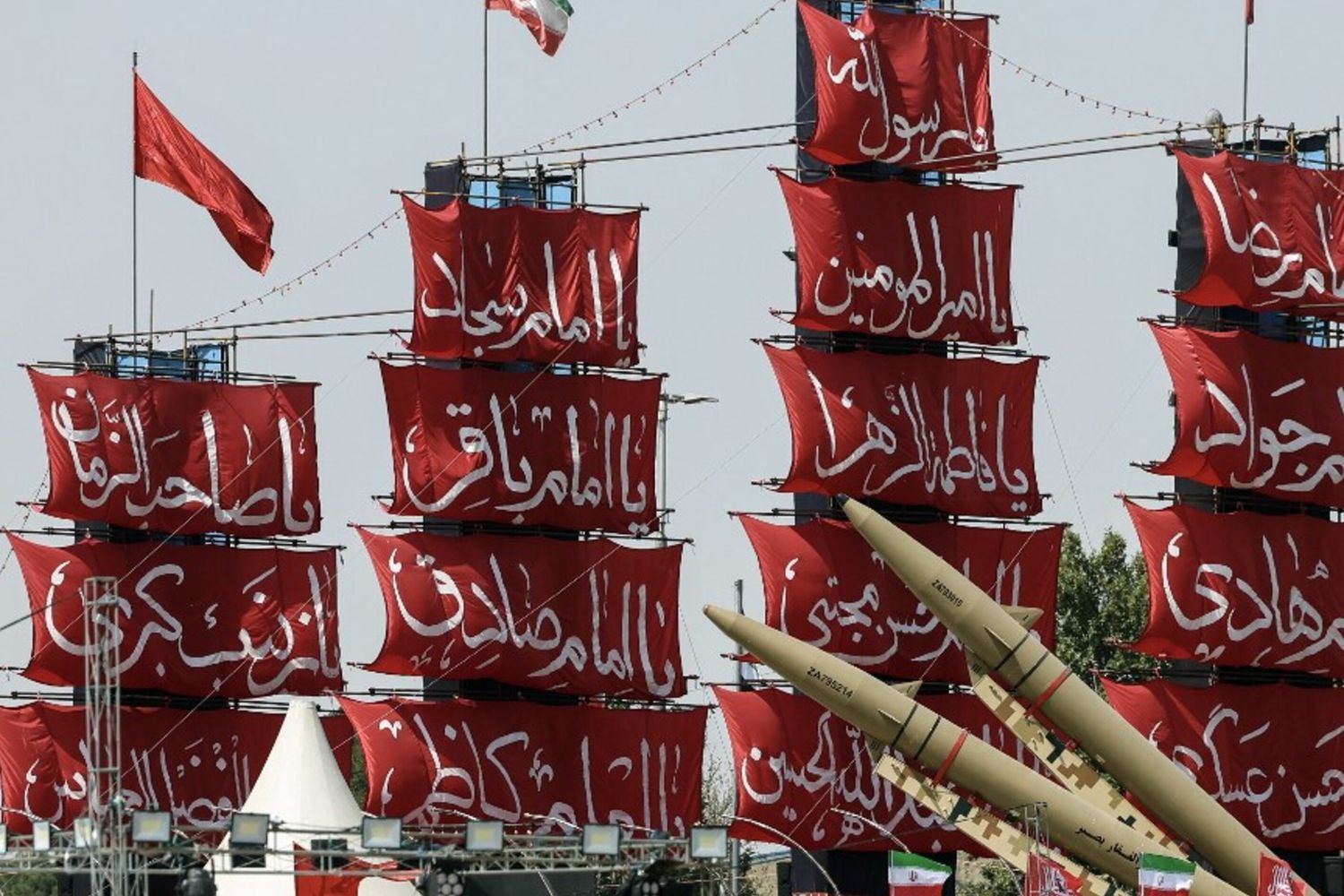 Iran e Usa sospendono gli attacchi. NYT: "Trump si è fermato per paura di esaurire i missili"