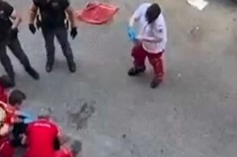 Operatori sanitari tentano di rianimare Fakir