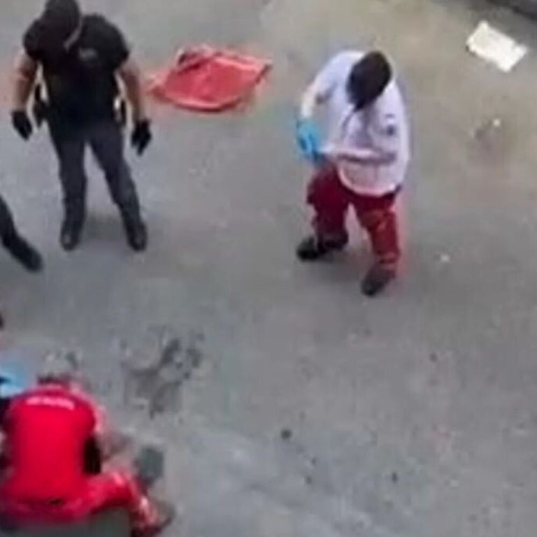 Operatori sanitari tentano di rianimare Fakir