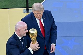 Infantino e Trump con la Coppa del Mondo, vinta dalla Spagna