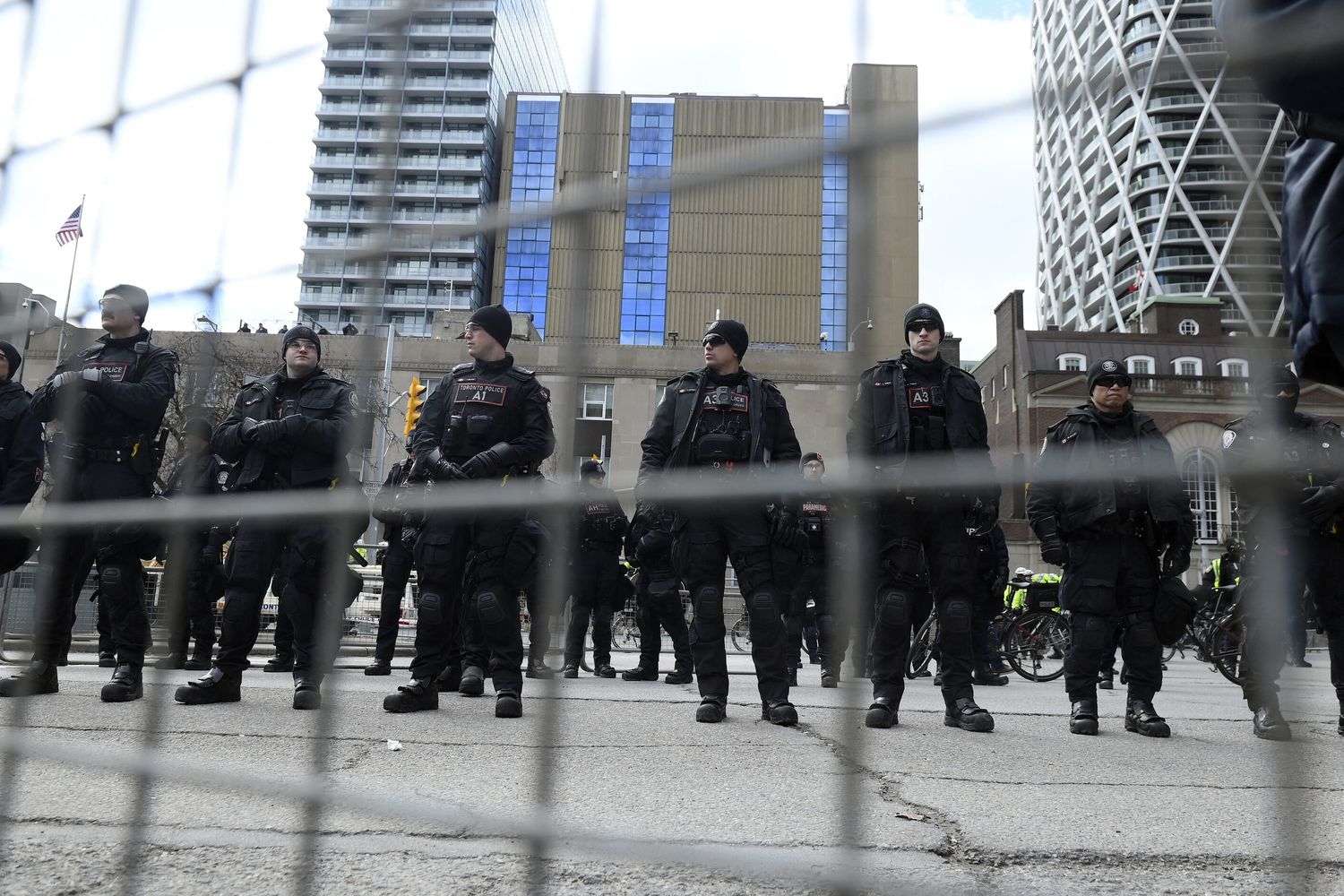 La polizia davanti al consolato degli Usa a Toronto