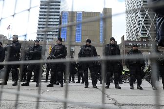 La polizia davanti al consolato degli Usa a Toronto