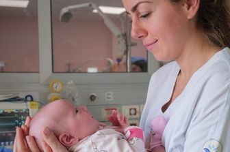 Infermiera con neonato al Bambino Gesù