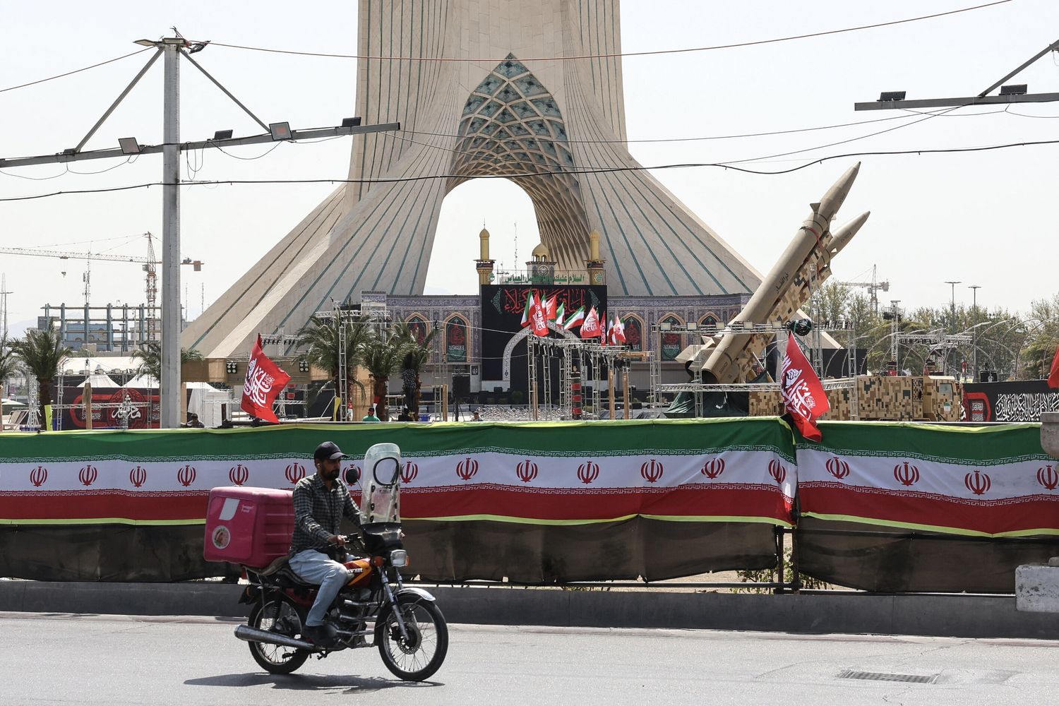 Missili iraniani in piazza Azadi a Teheran