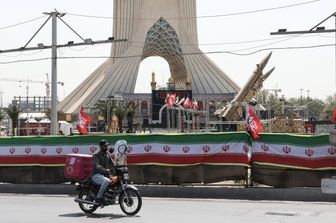 Missili iraniani in piazza Azadi a Teheran