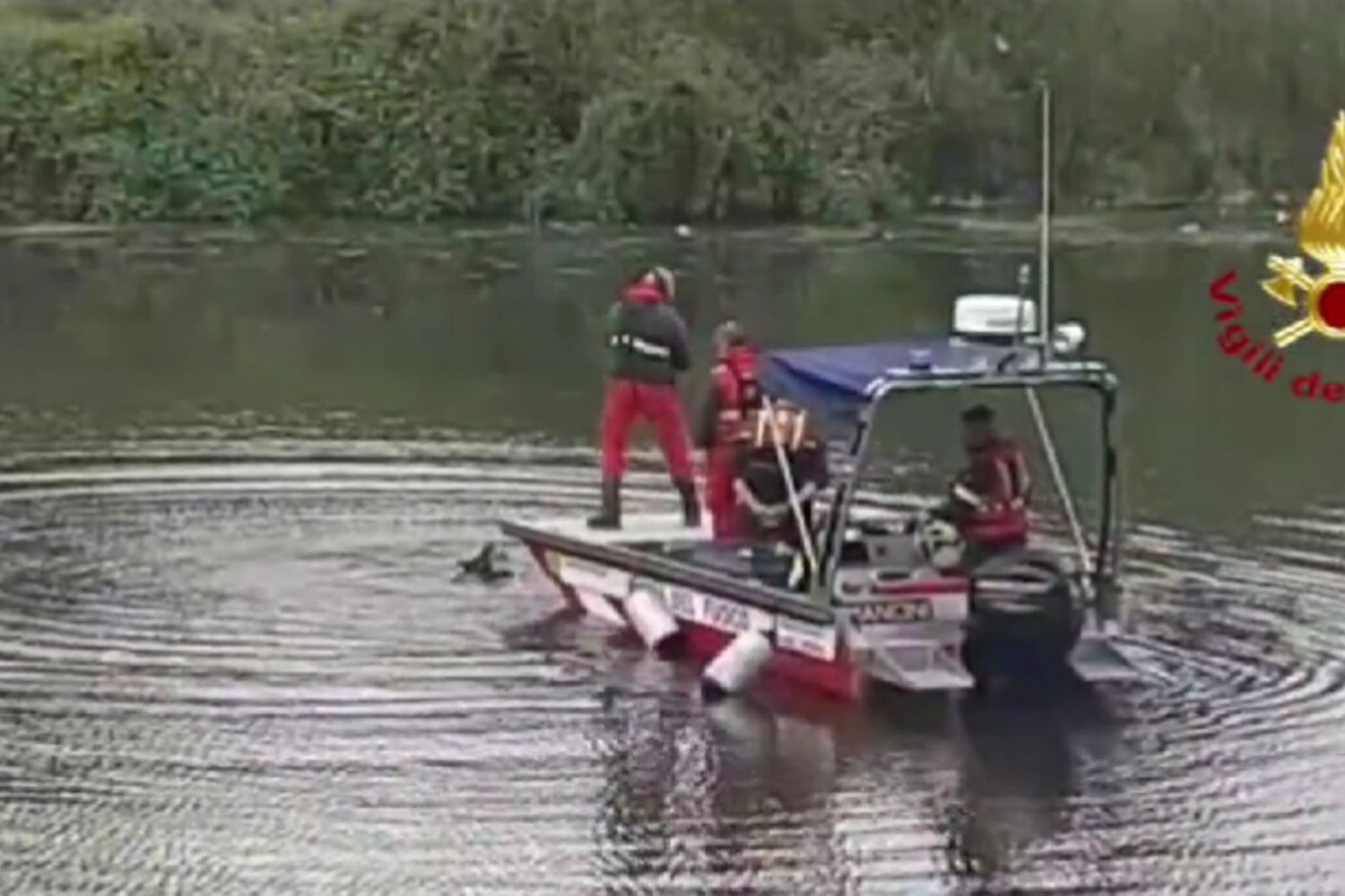 Ricerche dei vigili del fuoco sul fiume