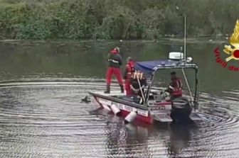 Ricerche dei vigili del fuoco sul fiume