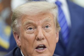 Un drone colpisce petroliera Usa nel porto egiziano di Damietta. Trump avverte l'Iran: "Adesso tocca a noi"