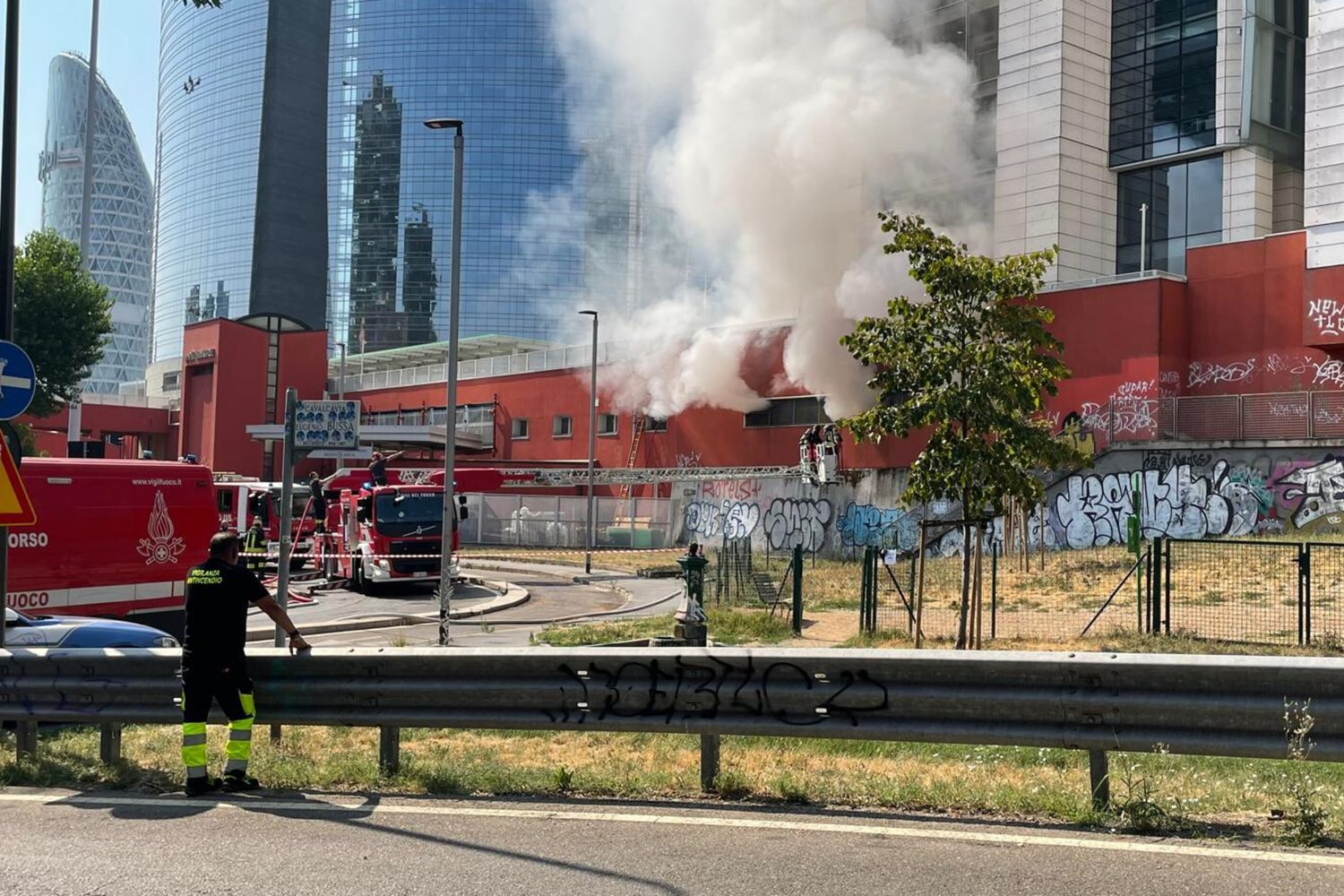 Incendio a Stazione Garibaldi: bloccati i binari dal 14 al 40