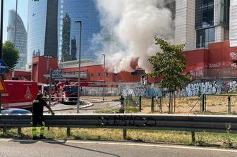 Incendio a Stazione Garibaldi: bloccati i binari dal 14 al 40