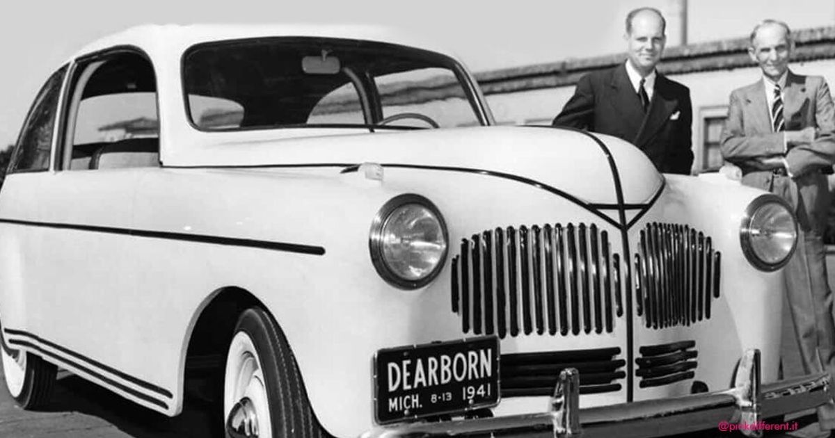 Un'auto ecologica del 1941 e una vettura in plastica non biodegradabile della DDR, abbandonate e trasformate in pavimentazione