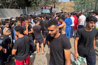 L'invasione di migliaia di migranti dal Marocco, Ceuta vuol chiudere la frontiera [VIDEO]
