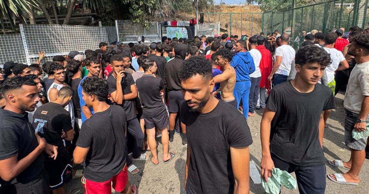 Migliaia Di Migranti Dal Marocco Ceuta Vuol Chiudere La Frontiera