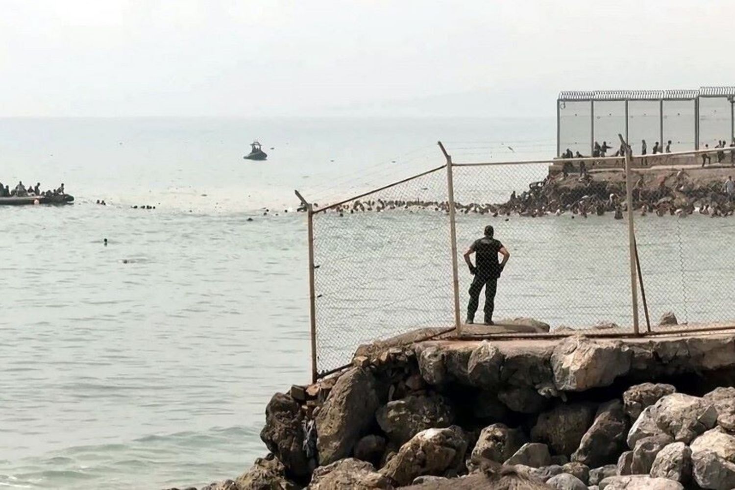 L'arrivo di migranti a Ceuta dal Marocco