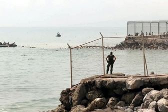 L'arrivo di migranti a Ceuta dal Marocco