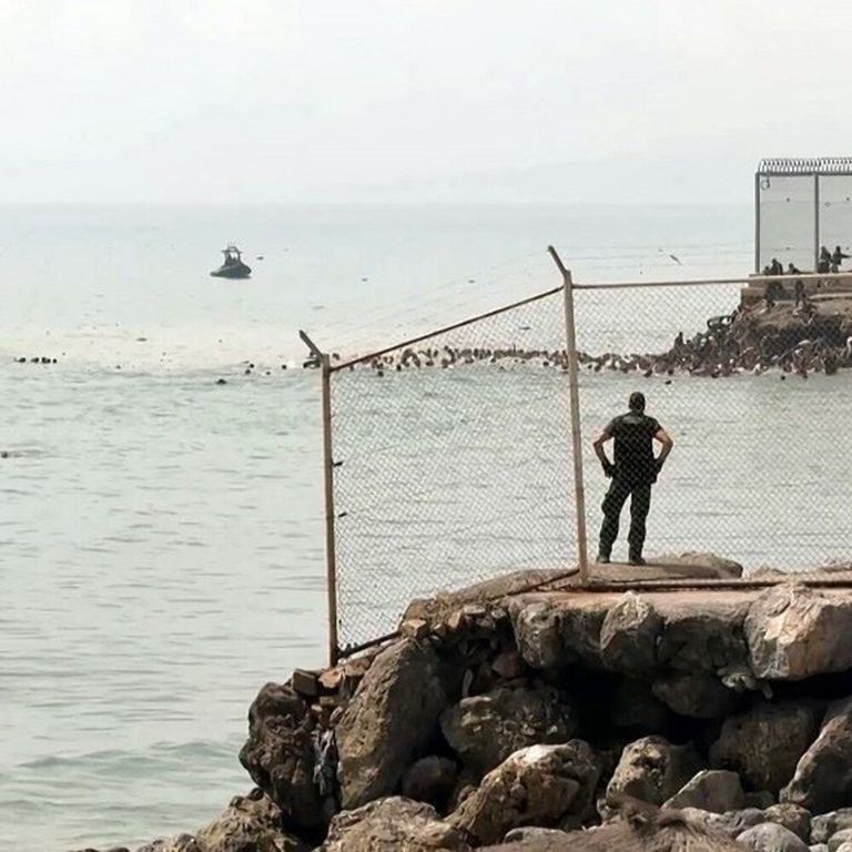 L'arrivo di migranti a Ceuta dal Marocco